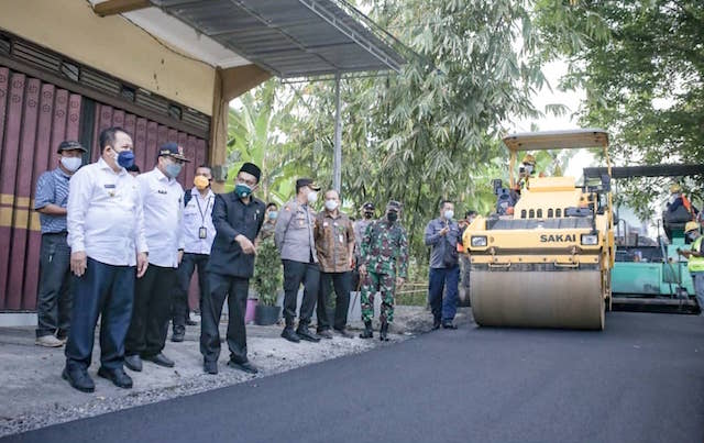 Bupati Jember Tinjau Langsung Pengaspalan Jalan di Jalan Tondano, Tegalgede
